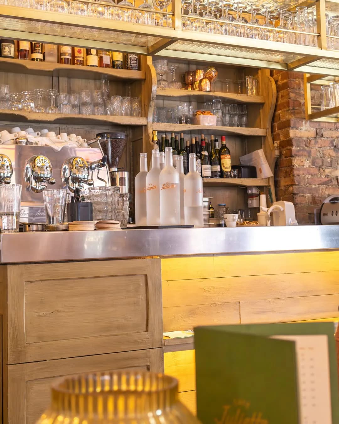 Salle du restaurant en soirée