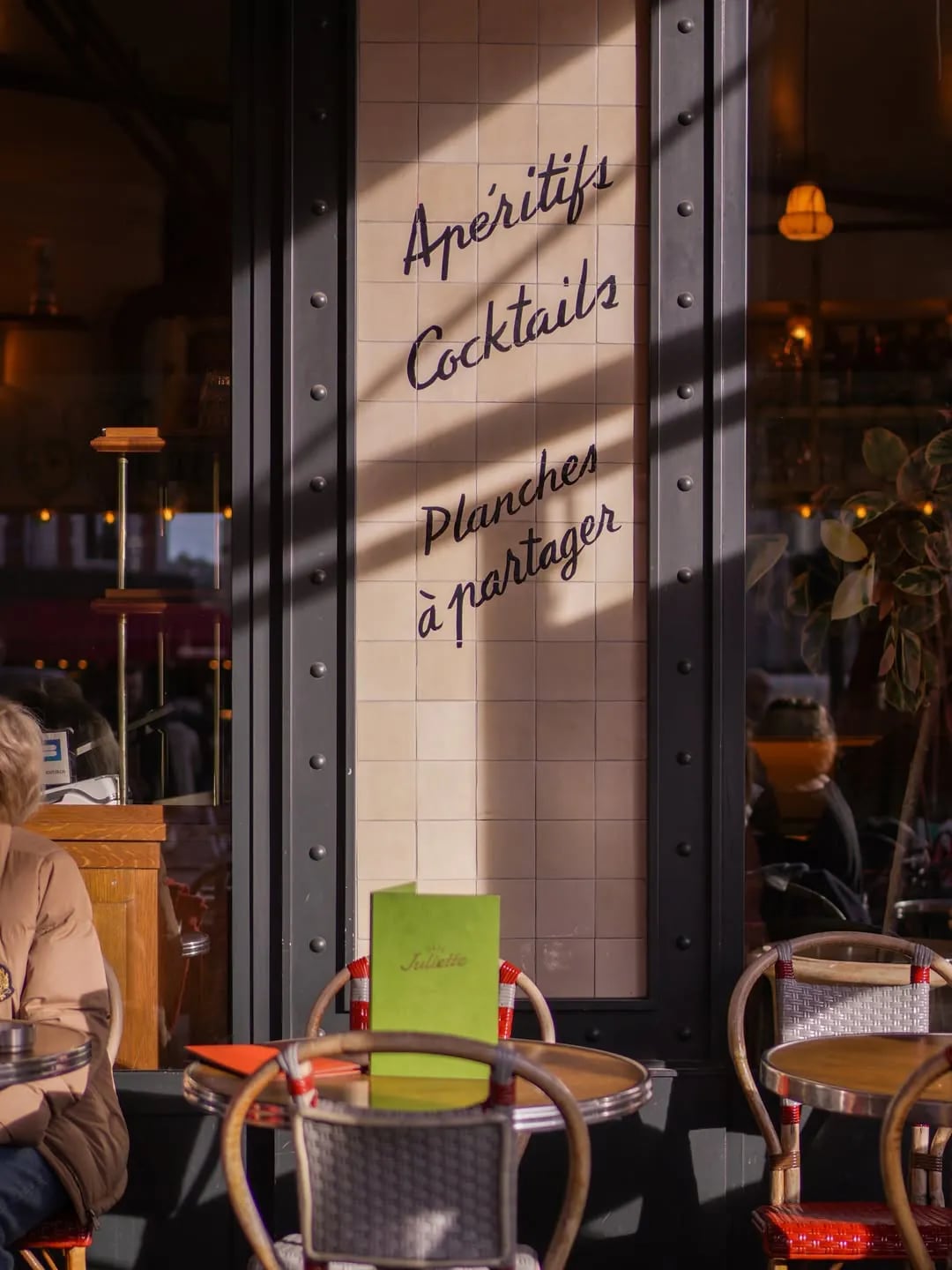 Terrasse ensoleillée du Café Juliette