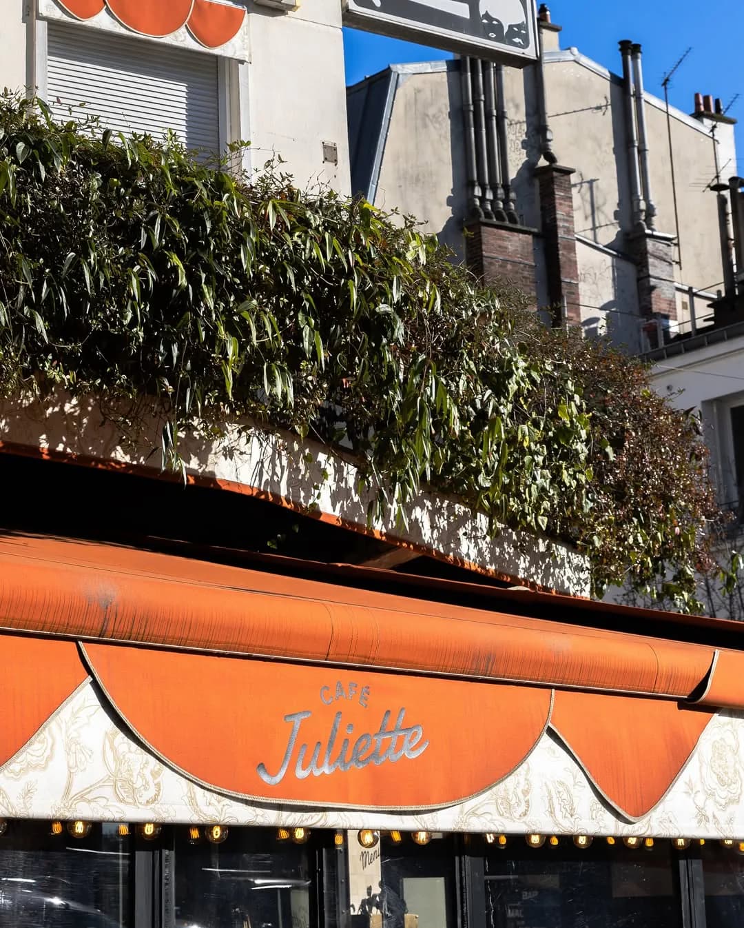 Terrasse ensoleillée du Café Juliette