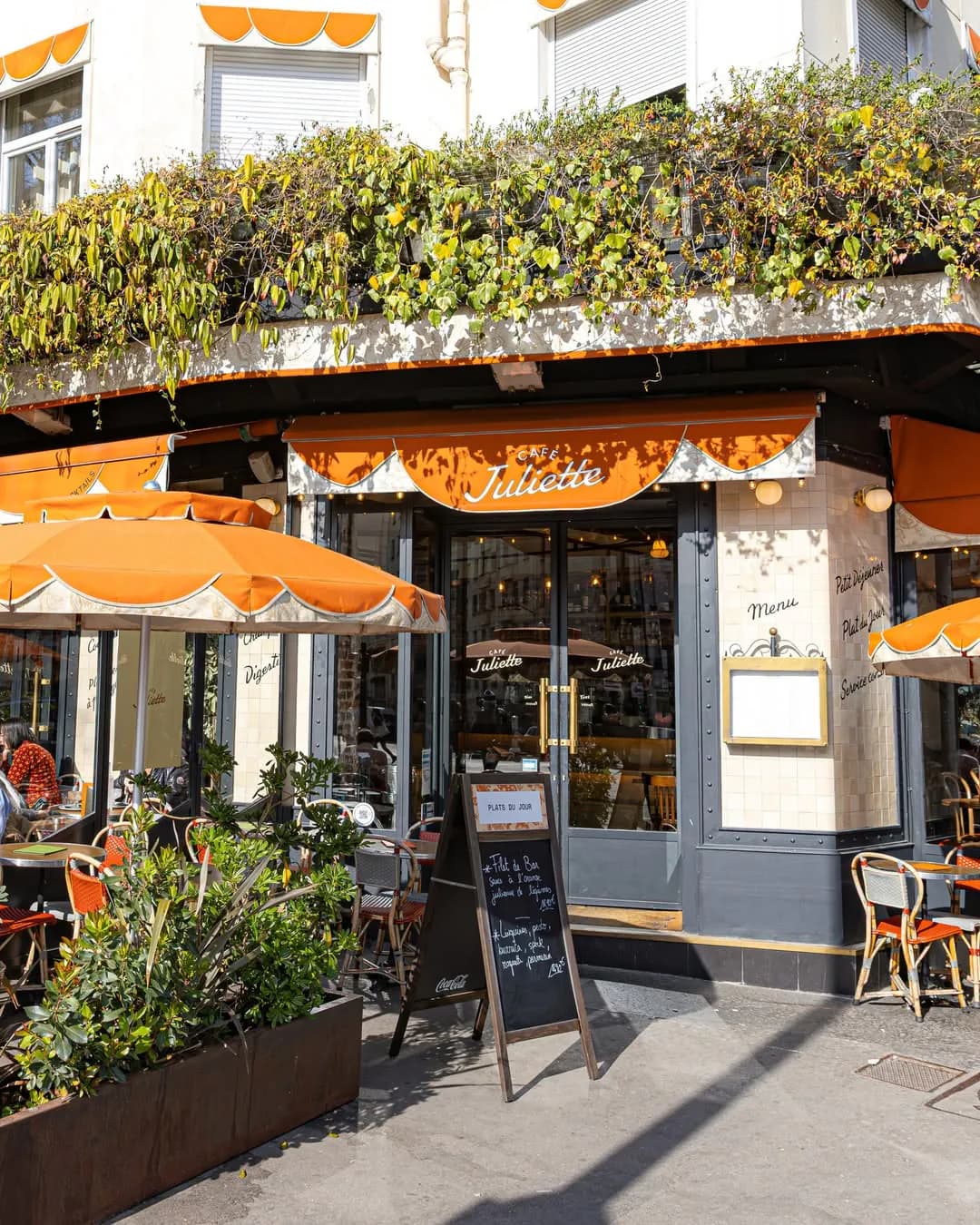 Terrasse ensoleillée du Café Juliette