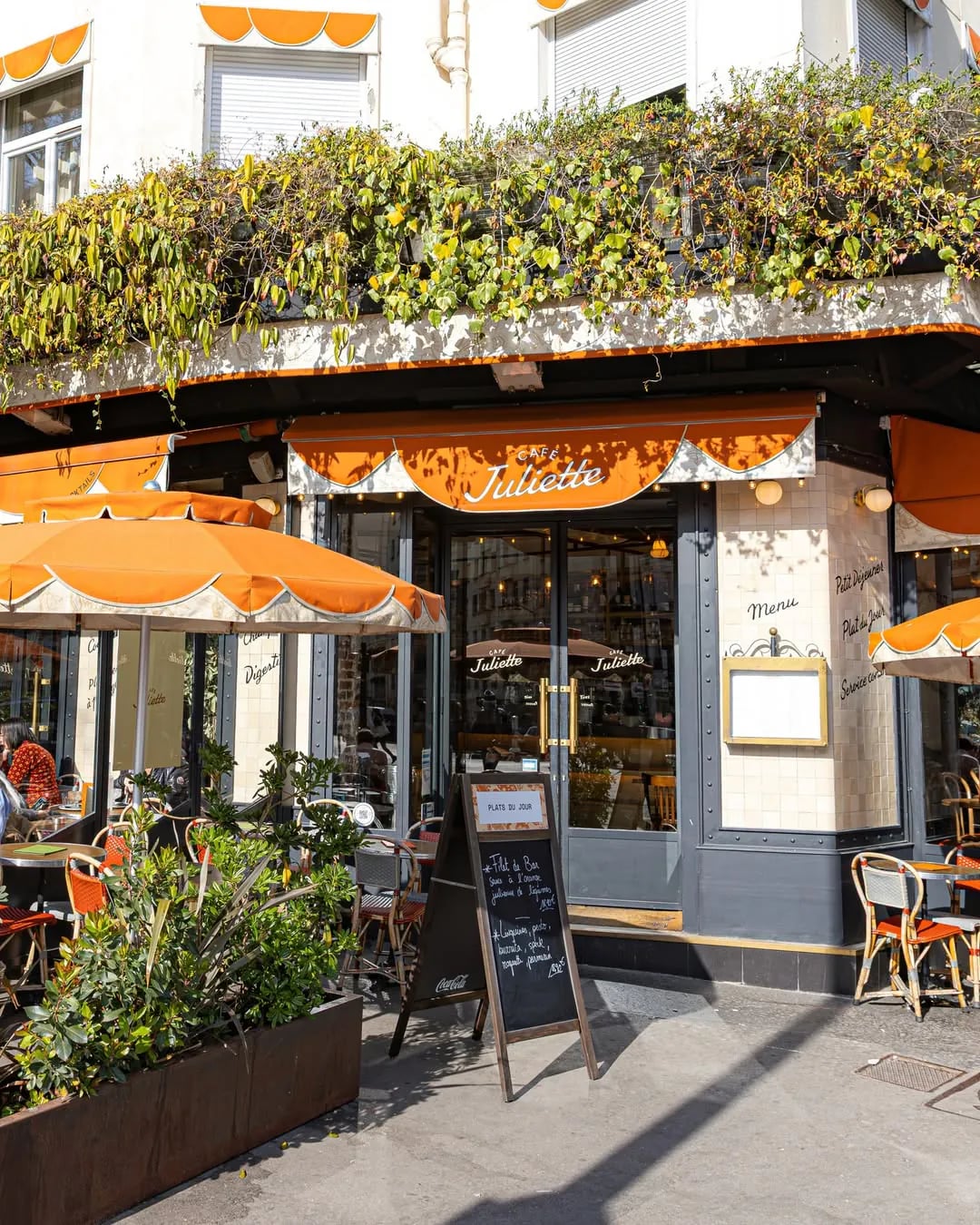 Terrasse ensoleillée du Café Juliette