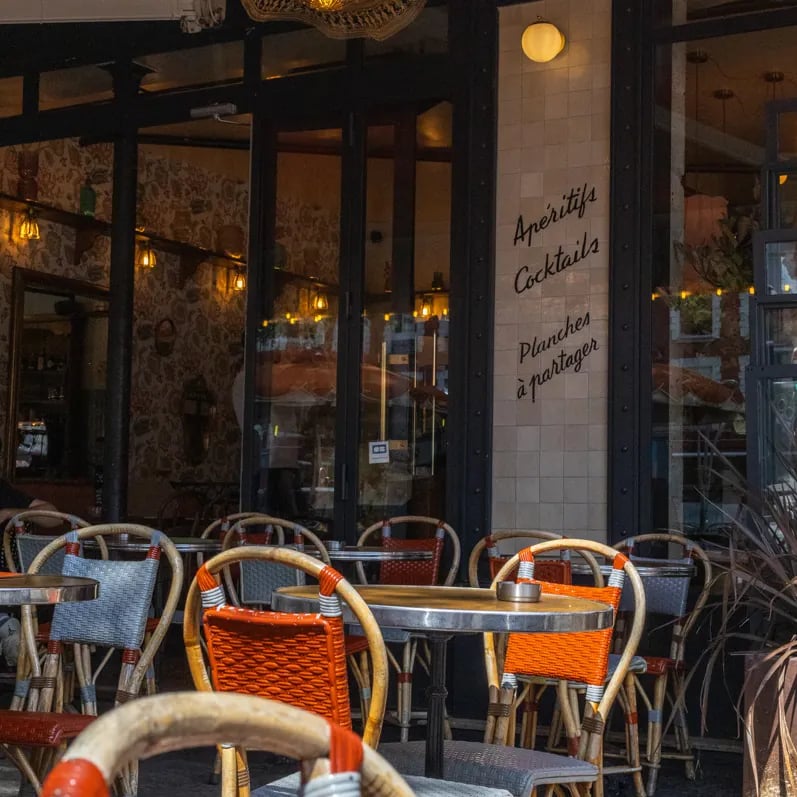 Terrasse ensoleillée du Café Juliette