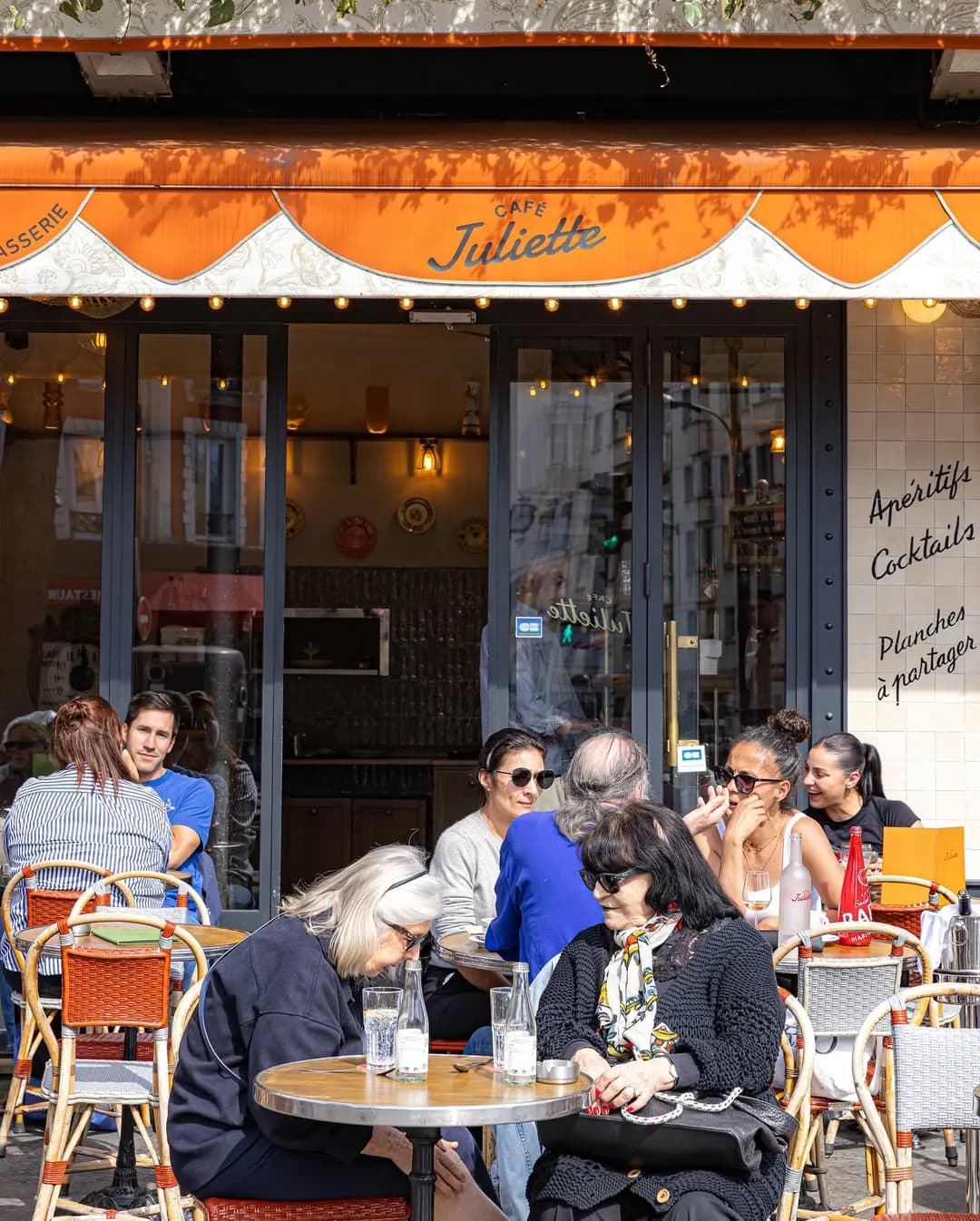 Façade et terrasse du Café Juliette dans le quartier d'Avron